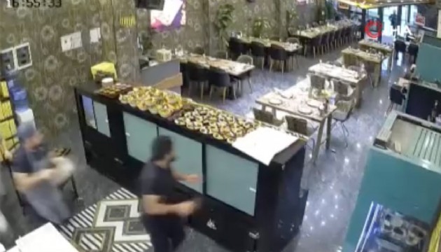 Kebap salonunda asma tavan çöktü